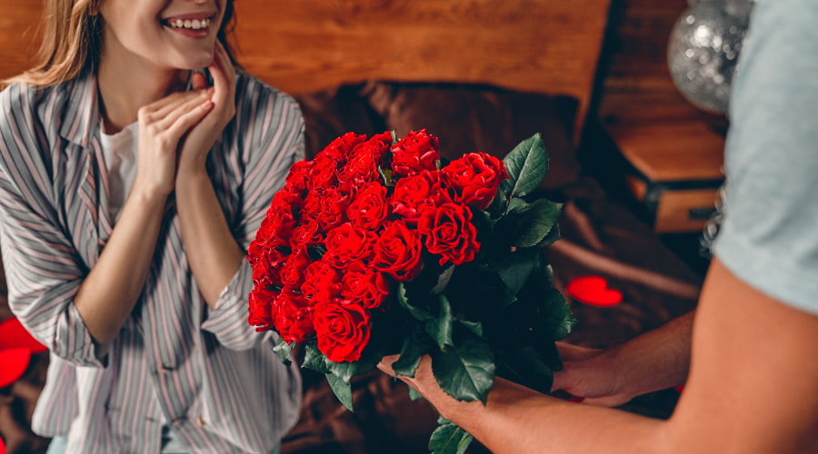 red roses as a gift