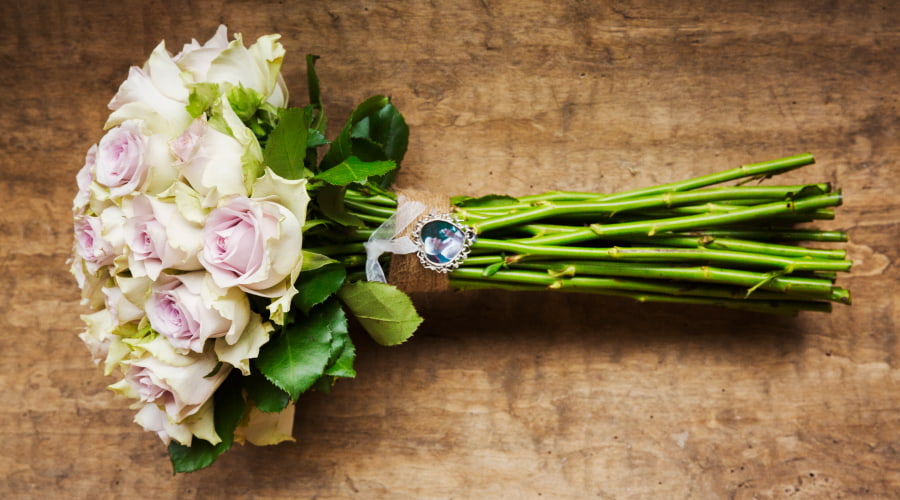 Modern Ways of Arranging the Long Stem Roses