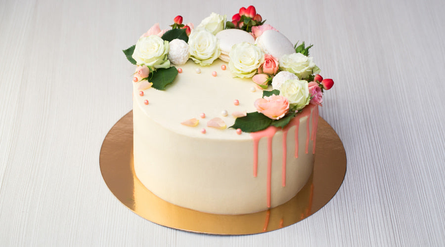 What are the Best Flowers to Decorate a Cake?