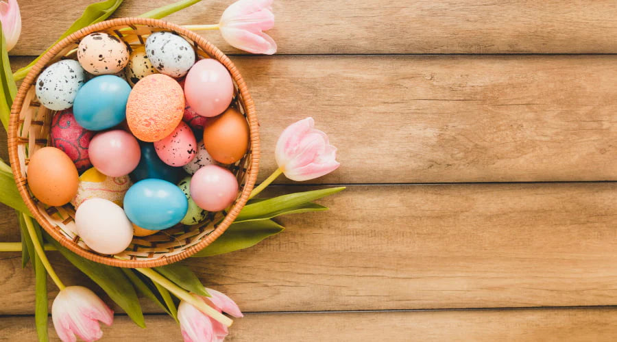 symbols of Easter on the table: eggs and flowers