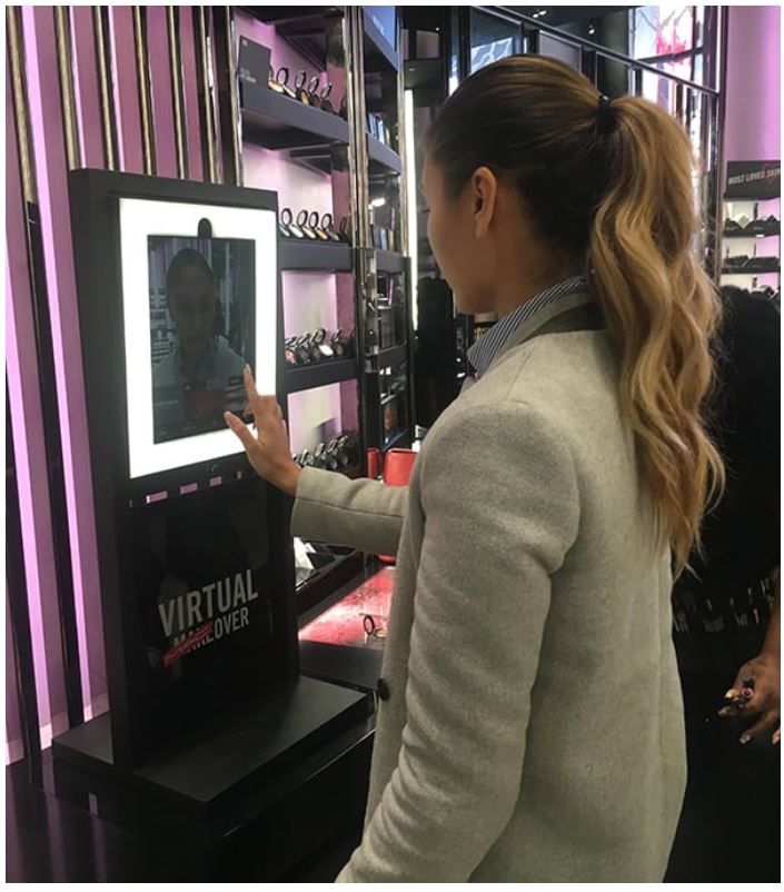 Gezeigt ist eine Frau, die den AR-Kosmetikspiegel von MAC Cosmetics nutzt.