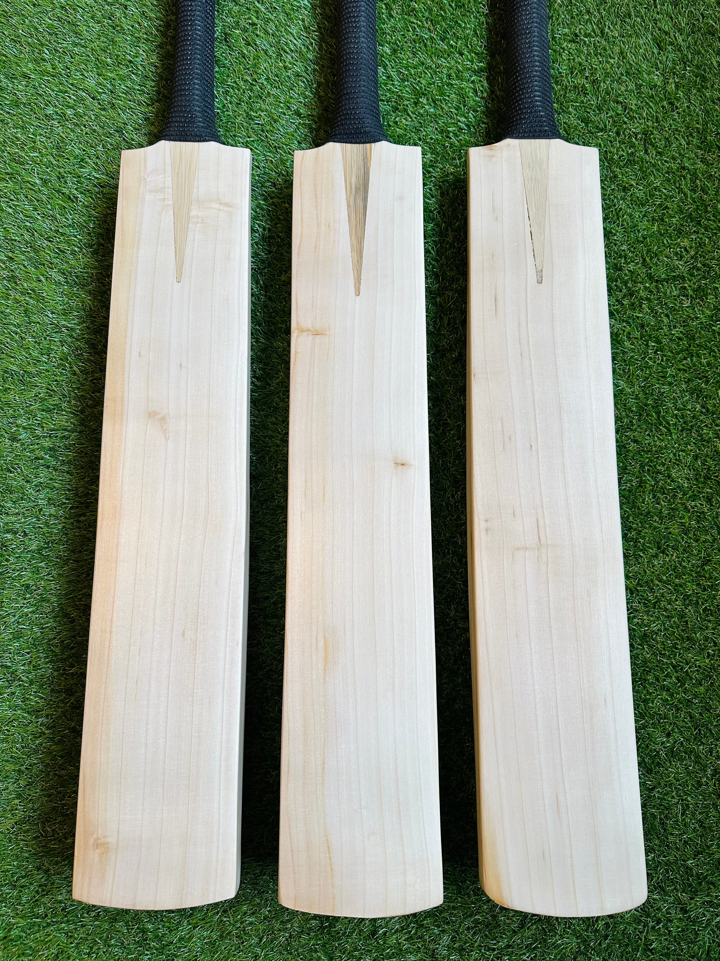 Plain Grade 2 English Willow Cricket Bat | Full Profile | Giant Edges