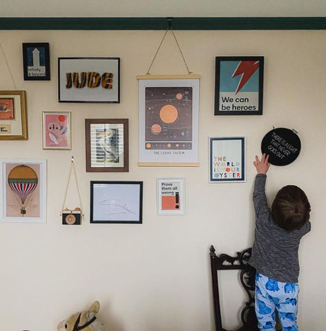 Magnet Dots: Oak Poster Hanging Magnets, Magnetic poster hanging kit -  LelloLiving