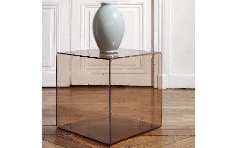 vase sur table en verre