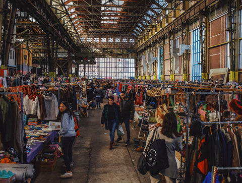 le marché aux puces à l'intérieur du port d'Amsterdam