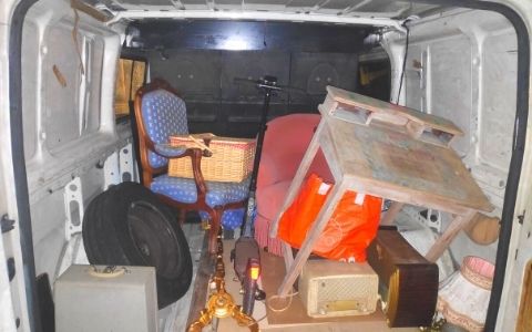 camion rempli de meubles vintage