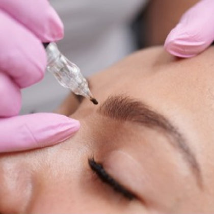 Powder brow technique on thin eyebrows, also called ombre brow.