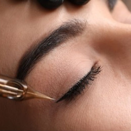 A PMU needle going over the lash line of an eye for permanent eyeliner