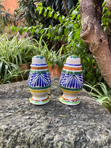 mexican-ceramic-pottery-salt-and-peppers-shaker-spinning-shape-folk-art-majolica-hand-made-mexico