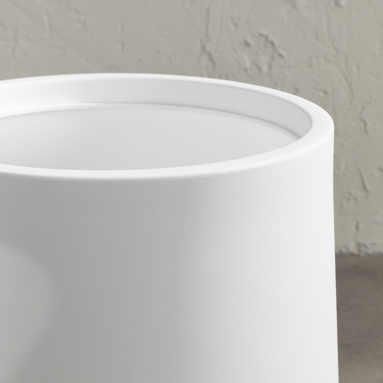 16-Inch White Dalya Planter - Cache-pot