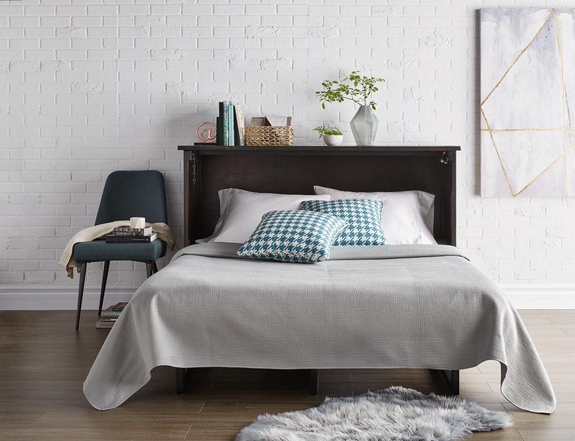 Chambre à coucher moderne avec un cadre de lit en bois foncé et un drap de dessus gris