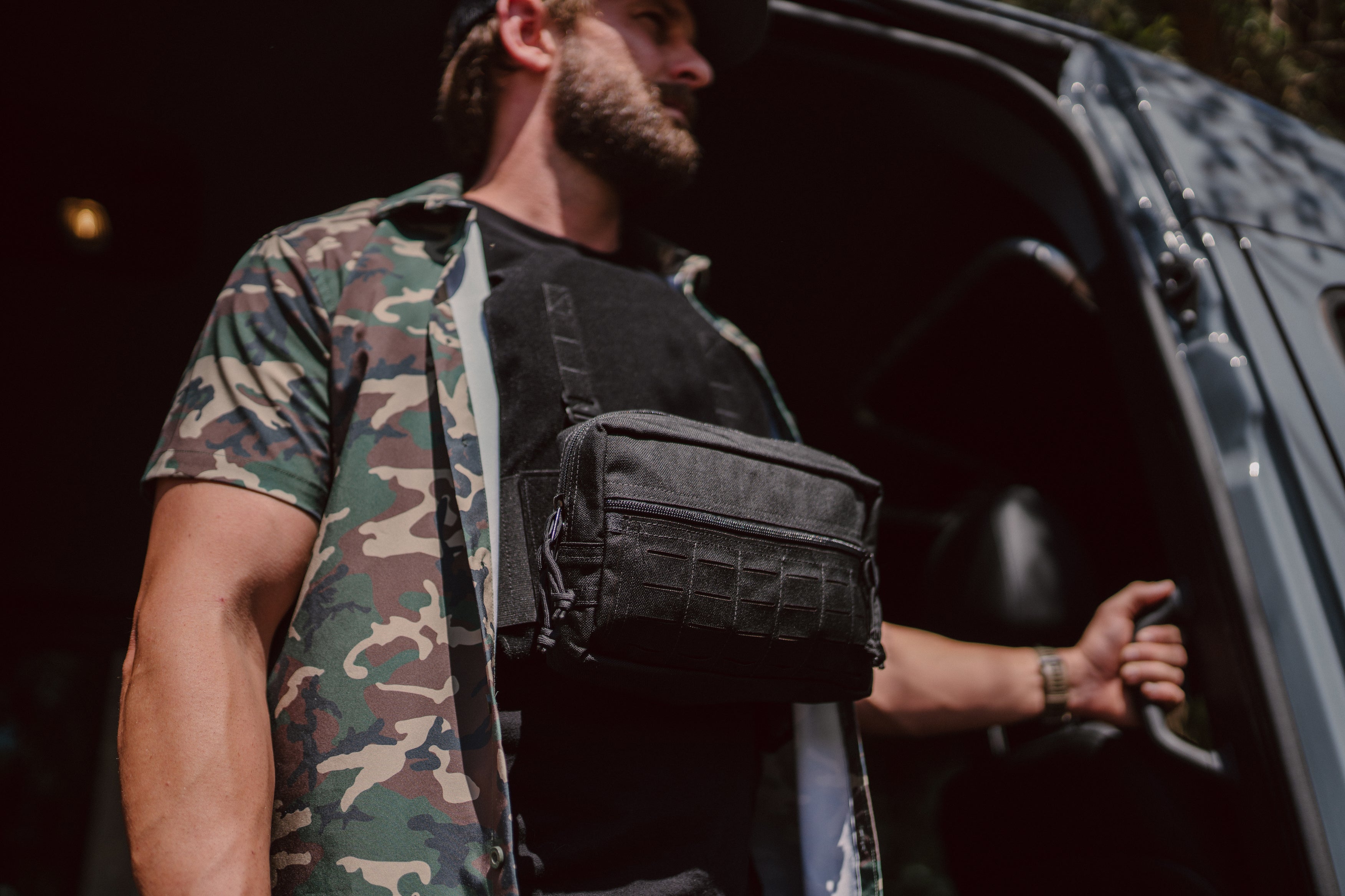 man wearing a discreet body armor carrier with maap pouch