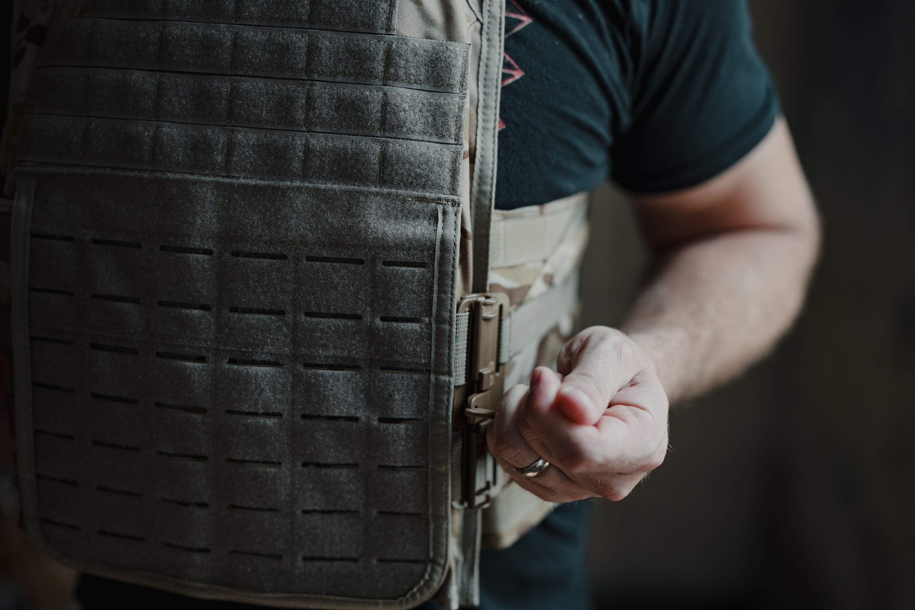 The core plate carrier is outfitted with FirstSpear® Tubes™ Rapid-Release Technology.
