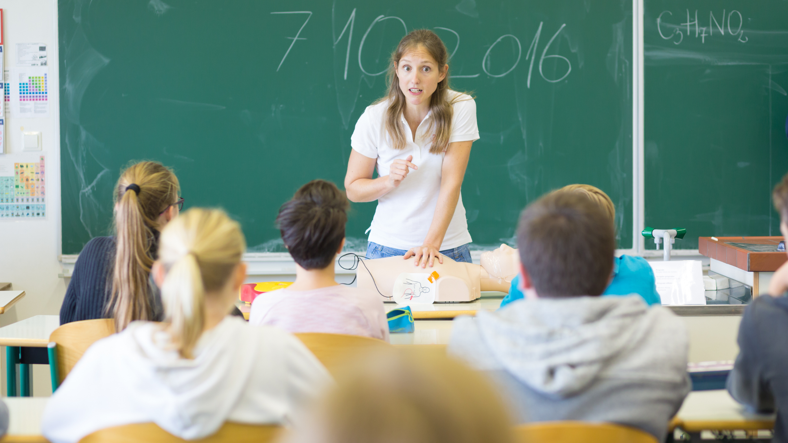 school students in training for first aid and cpr