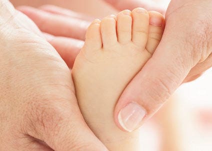 How to massage your baby (with pictures)