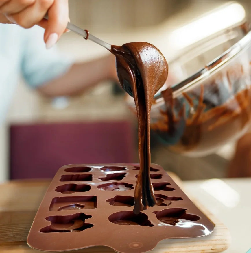 Vierta la masa de chocolate en moldes