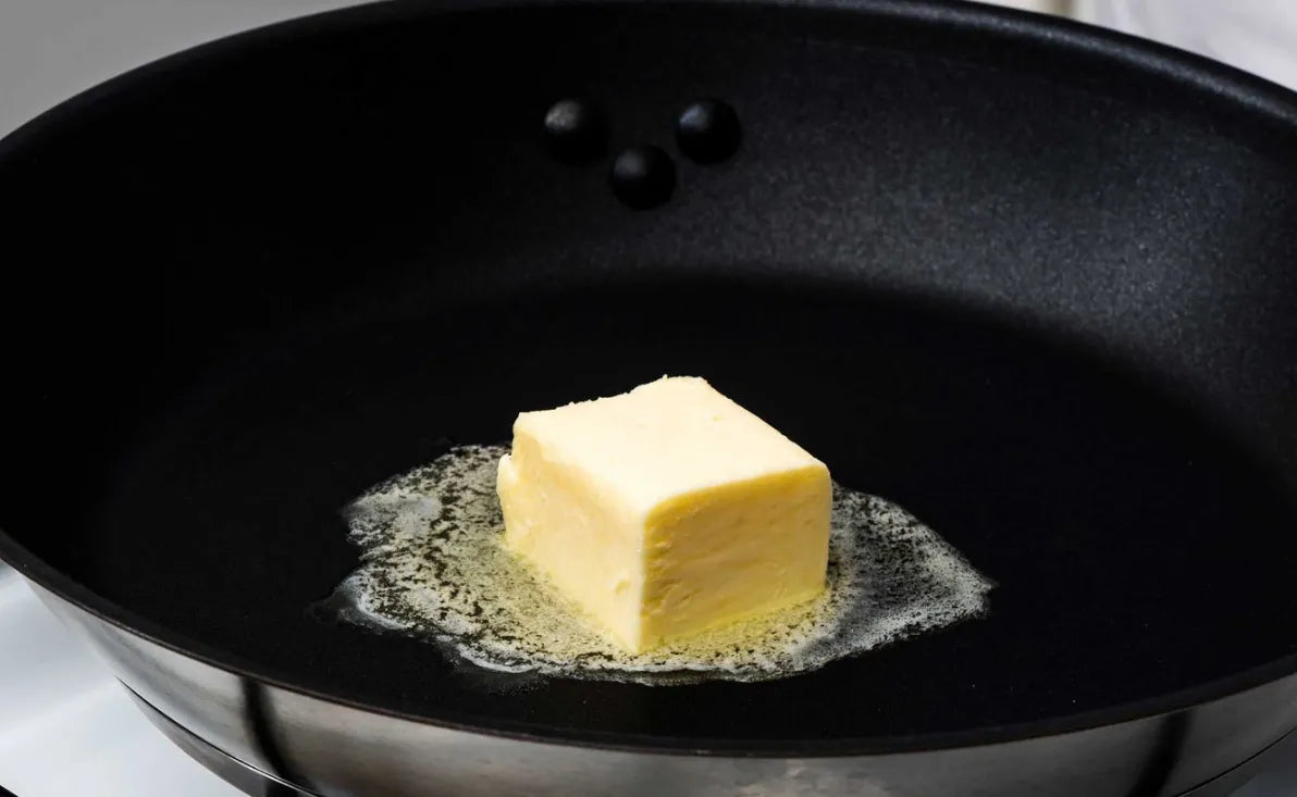 Derretir mantequilla para hacer dulces de caramelo