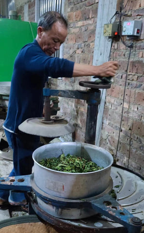 Master Zhou Jin Fa making Tie Guan Yin