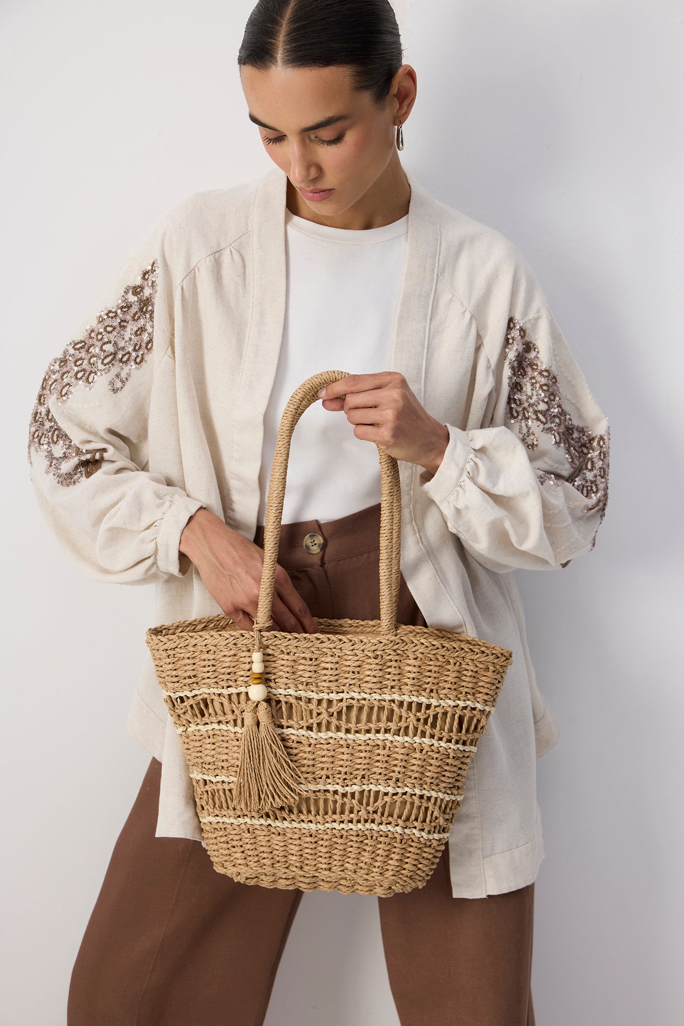 TASSELED STRAW BAG