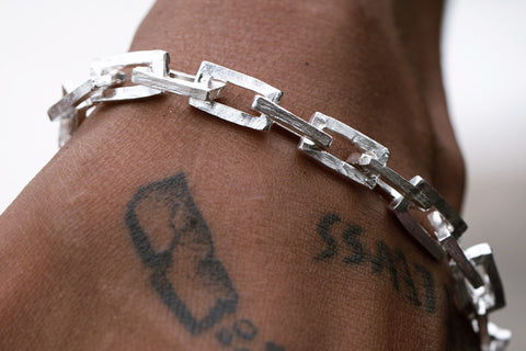 Does the type of chain link influence the size of the bracelet