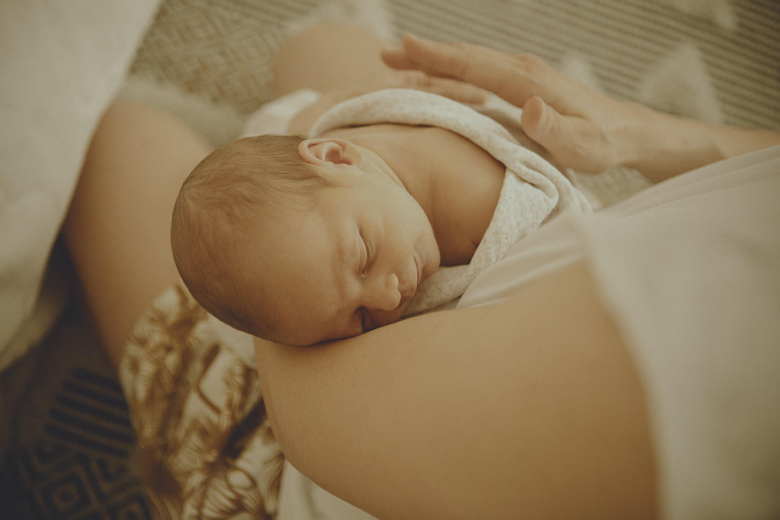 Little Manly Photography - Mum and newborn baby