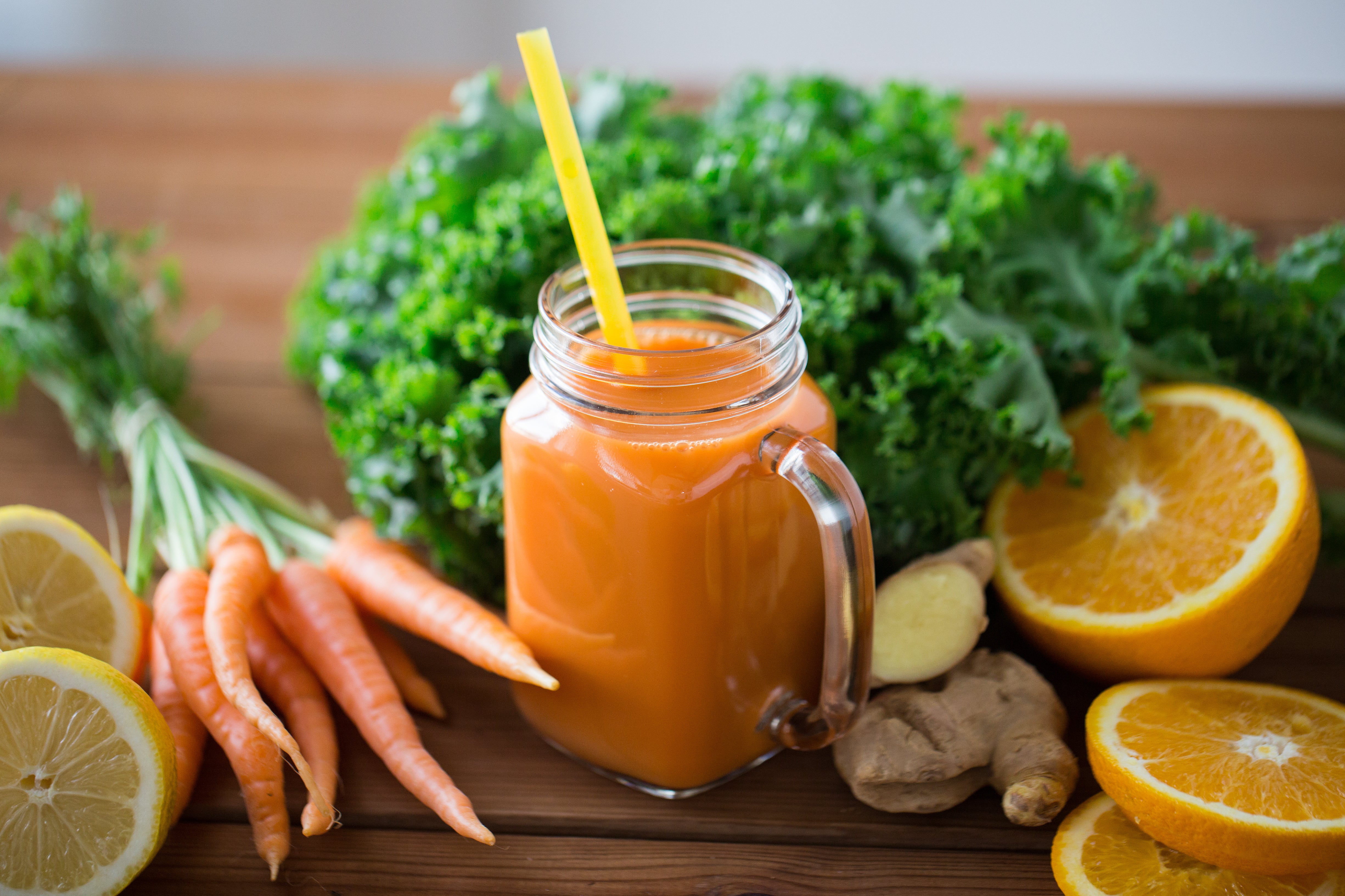 Свежевыжатый сок в холодильнике. Смузи морковь апельсин имбирь. Свежевыжатый морковный сок. Морковный смузи. Морковный смузи с апельсином.