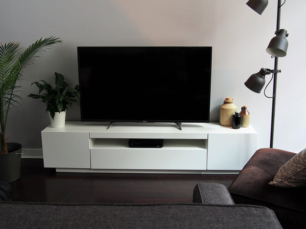 SAMSO TV STAND - WHITE FOR TVS UP TO 85"