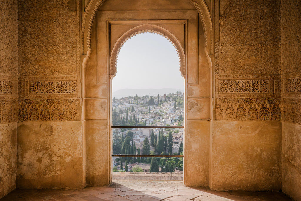 Fenêtre en arc dans la mosquée marocaine