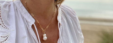 The RAW Copenhagen Celebrate your Curves Pearl Necklace featuring a double freshwater pearl as pendant on a paperclip chain