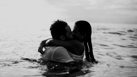 Image of a couple kissing in the water. Read the RAW Copenhagen blog on how to celebrate Valentines Day in 2022
