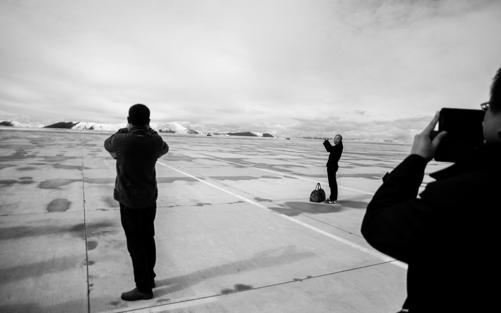 Photo: Disembarking passengers, Daocheng Yading Aiport