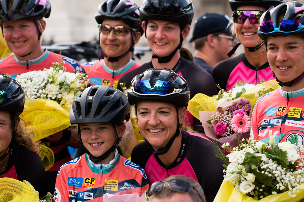 the 2019 team with members of Donnons Des Elles Au Vélo and a young fan