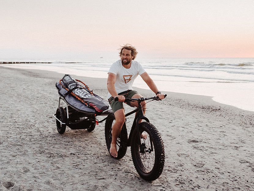 Dennis Müller Windsurf Abenteuer mit reacha Fahrradanhänger