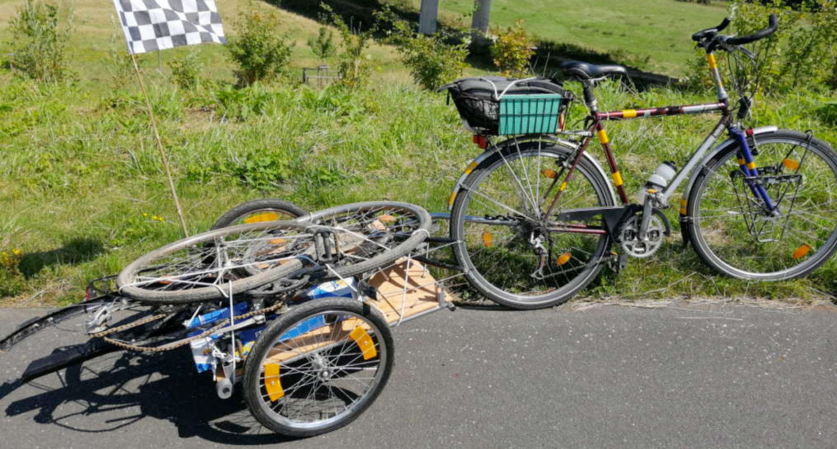 Omgebouwde kinderwagen naar een DIY ladingaanhangwagen 