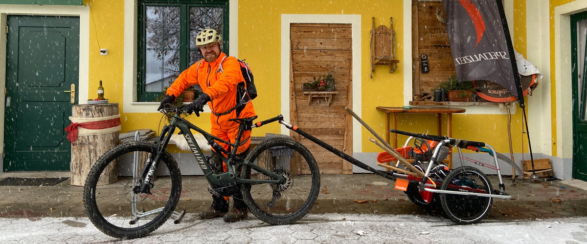 reacha Remorque de vélo sur un vélo électrique dans la neige