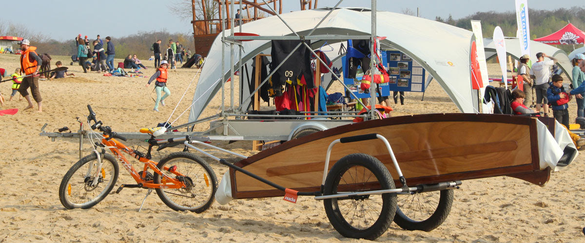 PaperOtto with reacha bike trailer on the beach