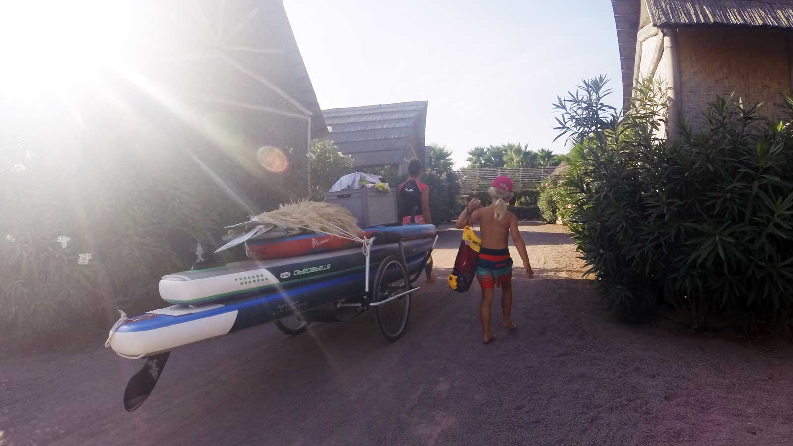 Familie mit Handwagen am Strand