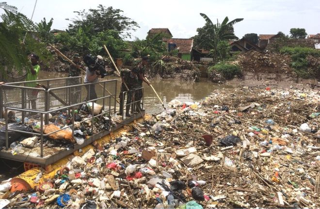 Plastic berg blocking Indonesian river
