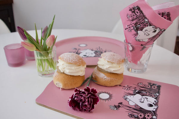 Moomin love cutting board, napkins and tray displaying cakes 