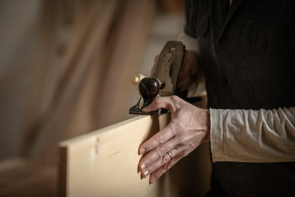 Handplaning wooden parts