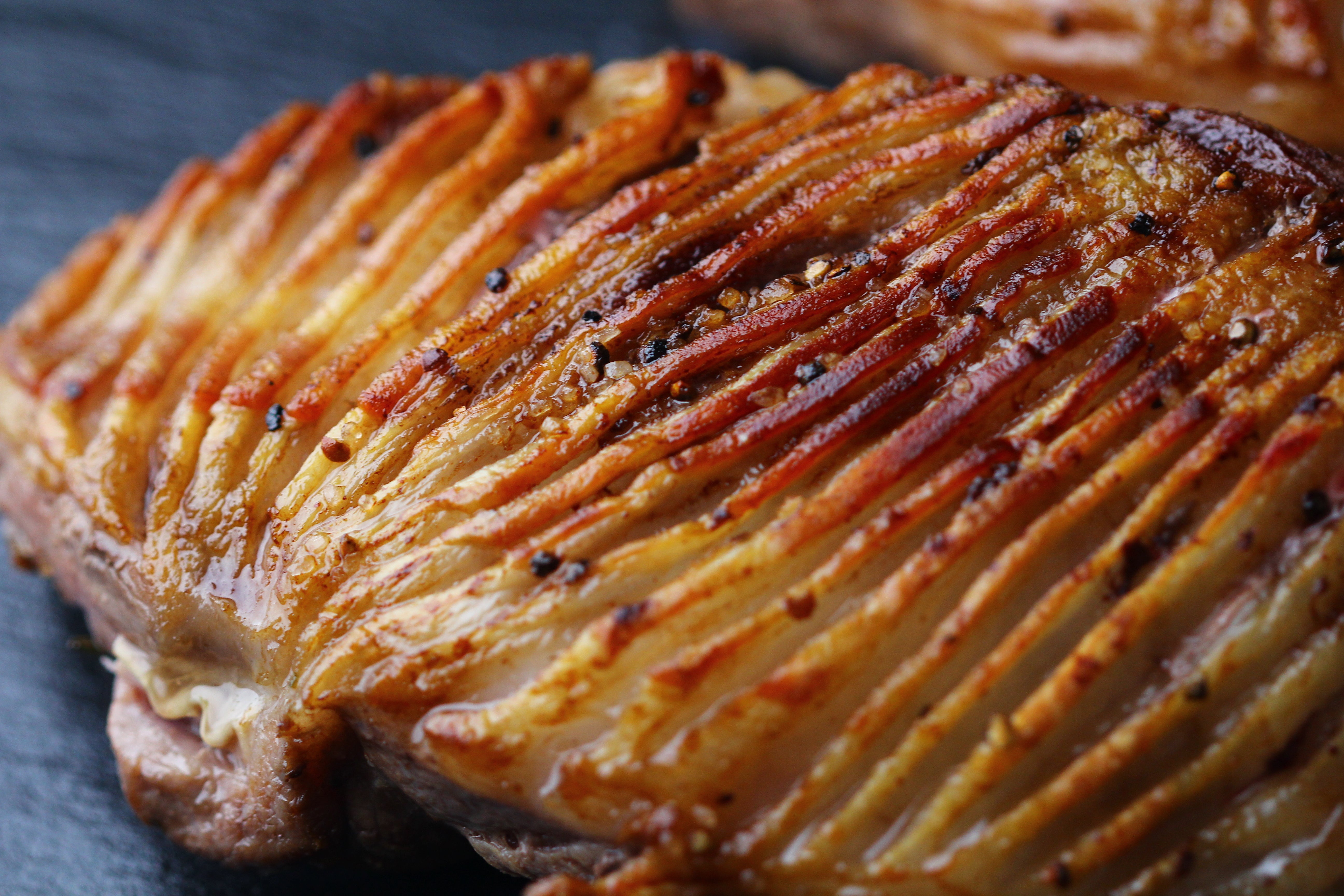 Lamp rump pan seared to render fat　しっかりと焼き目をつけておくことにより色も美しく、味も浸透しやすくなります。表面をカリッとさせる役割もあります