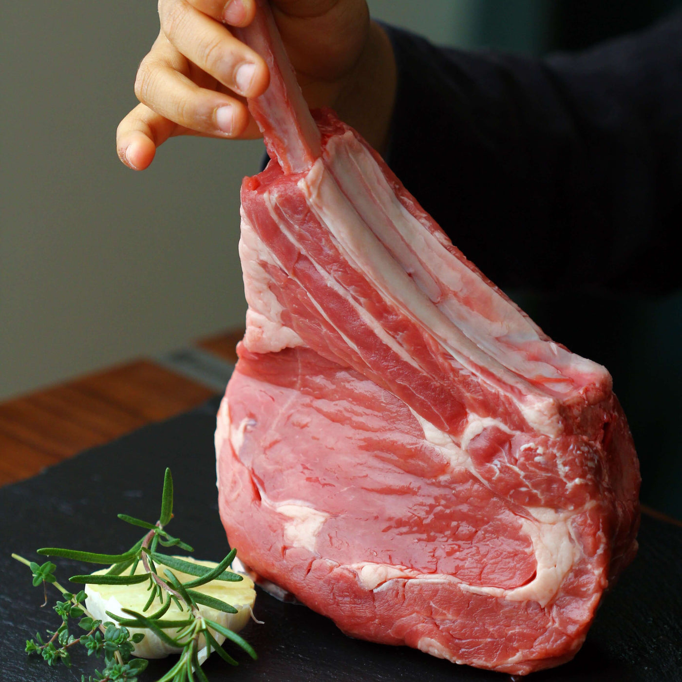 トマホークステーキ 牛肉 一本 1kg 1 25kg 骨の部分を手に持って豪快に肉にかぶりつく 所謂アニメ肉の代表格