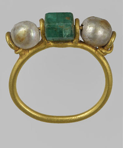 Ancient Roman emerald, pearl, and gold ring.