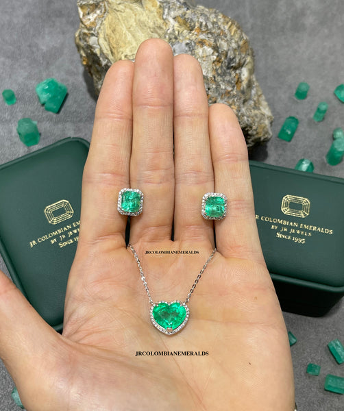 Modern and Trendy Emerald And Diamond Jewelry Set