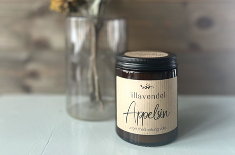 A handmade apple-scented candle from the Norwegian brand, <span data-mce-fragment="1"><a href="https://lillavendel.no/produkt/duftlys/" data-mce-fragment="1" data-mce-href="https://lillavendel.no/produkt/duftlys/">Lillavendel</a></span>.