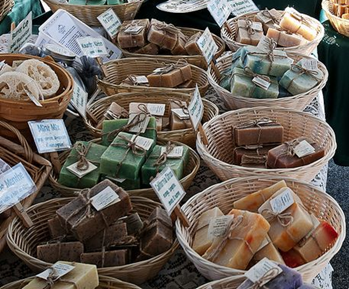 A market stall featuring rattan baskets filled with soap. Sourced from <span data-mce-fragment="1"><a href="https://www.pinterest.co.uk/pin/761671355750718240/" data-mce-fragment="1" data-mce-href="https://www.pinterest.co.uk/pin/761671355750718240/">Pinterest</a></span>.