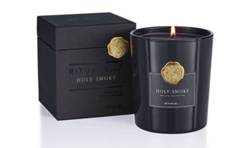 A men’s candle in a sleek black vessel with a golden stamp. Sourced from <span data-mce-fragment="1"><a href="https://www.menshealth.com/style/g19542865/manly-candles-home-apartment/" data-mce-fragment="1" data-mce-href="https://www.menshealth.com/style/g19542865/manly-candles-home-apartment/">Men’s Health</a></span>.