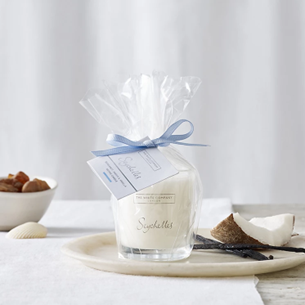 A lifestyle product image of the Seychelles candle from <span data-mce-fragment="1"><a href="https://www.thewhitecompany.com/row/Seychelles-Votive-Candle/p/A00863?swatch=No%20Colour" data-mce-fragment="1" data-mce-href="https://www.thewhitecompany.com/row/Seychelles-Votive-Candle/p/A00863?swatch=No%20Colour">The White Company</a></span>.