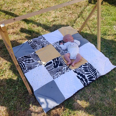 Tapis d'éveil sensoriel personnalisable pour bébé et enfant Montessori  multi-activités d'éveil – Créations douces et personnalisées pour bébés et  enfants. Faire-parts naissance et baptême, linge de lit, accessoires et  décoration de chambre