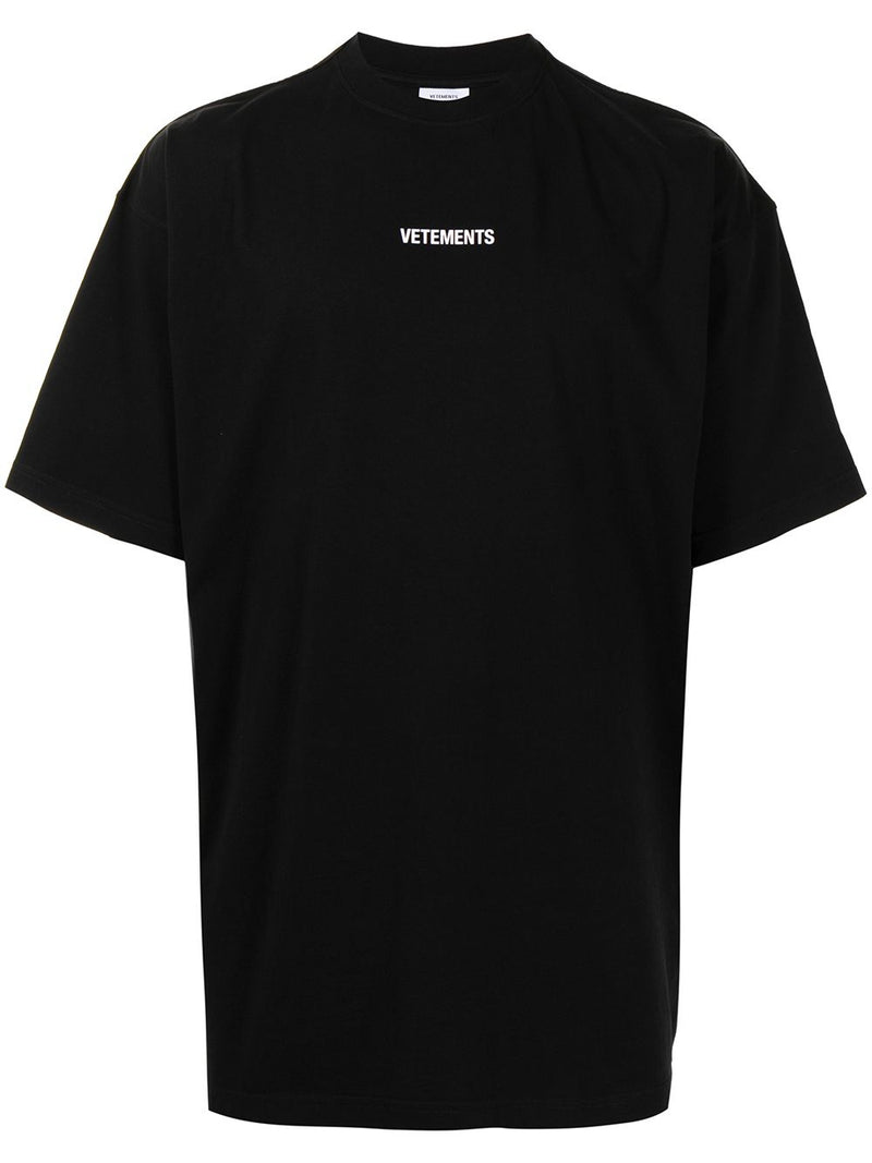 VETEMENTS Logo-patch T-shirt Black | MAISONDEFASHION.COM